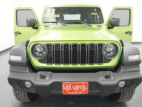 Used 2025 Jeep Wrangler Sport AWD/4WD image 27
