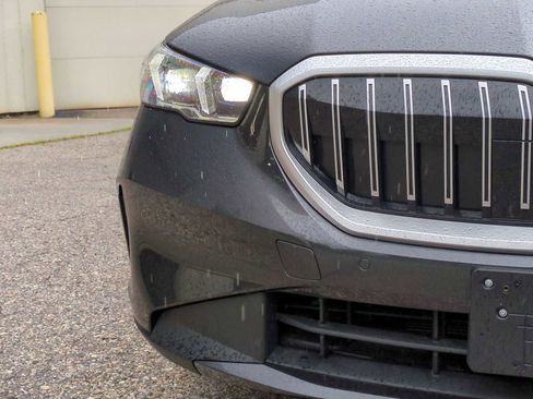 Used 2025 BMW 530i xDrive w/ Premium Package image 11