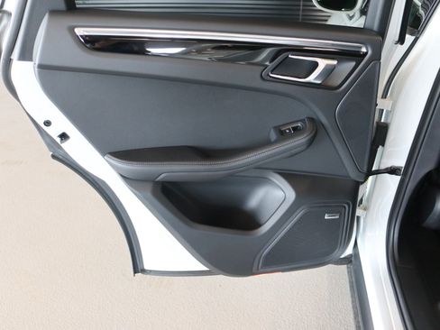 Certified 2026 Porsche Macan AWD/4WD image 25