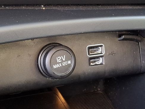 Used 2019 Volvo XC40 T5 Momentum image 28