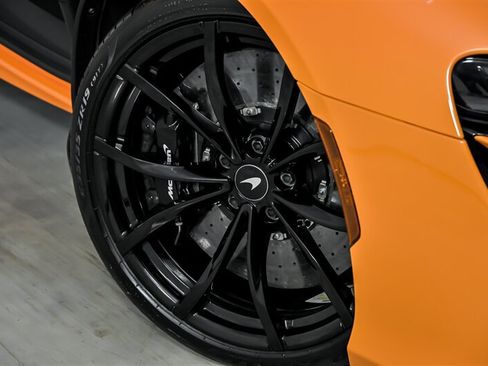 Used 2023 McLaren Artura RWD image 4
