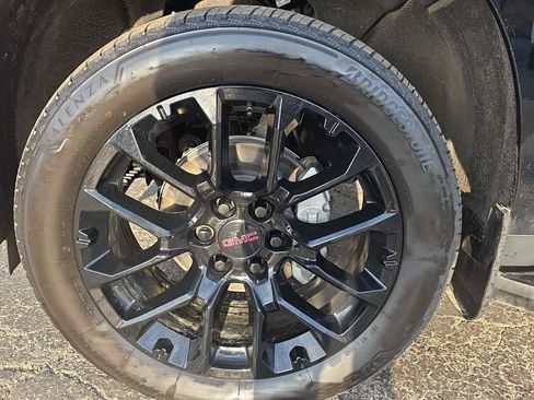 Used 2024 GMC Yukon SLT w/ SLT Luxury Package image 40