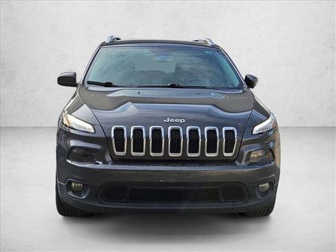 Used 2017 Jeep Cherokee Latitude image 2