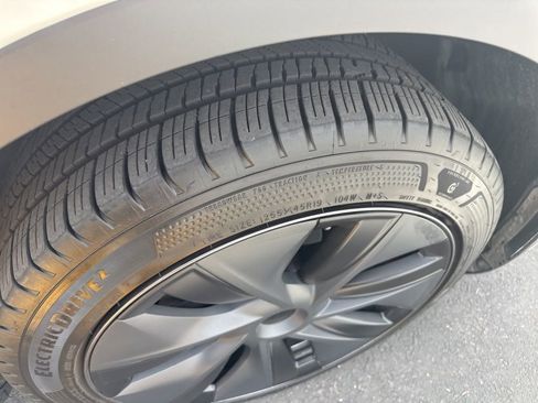 Used 2024 Tesla Model Y Long Range image 45