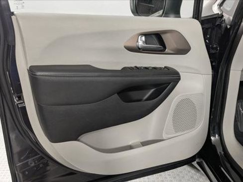 Used 2023 Chrysler Voyager LX image 13