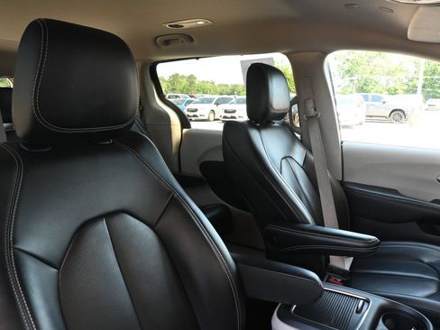Used 2023 Chrysler Pacifica Touring-L FWD image 30