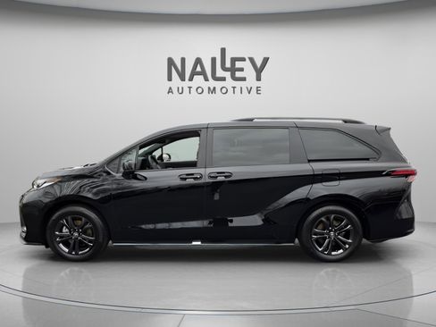 Used 2025 Toyota Sienna XSE w/ XSE Plus Package image 3