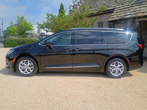 Used 2020 Chrysler Pacifica Touring-L Plus w/ Tire & Wheel Group image 6