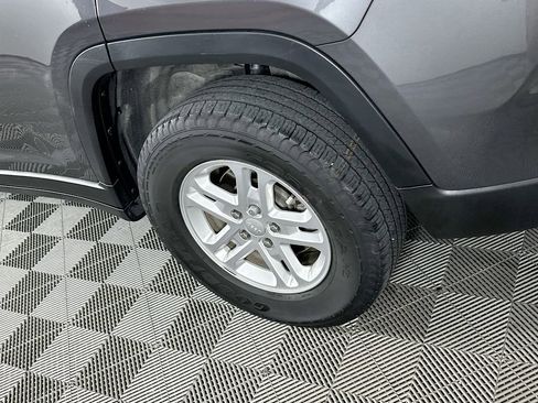 Certified 2023 Jeep Grand Cherokee Laredo AWD/4WD image 40