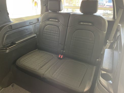 Used 2025 Rivian R1S Premium image 32