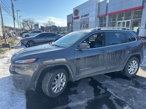 Used 2017 Jeep Cherokee Limited image 2