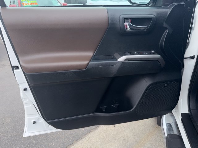 Used 2017 Toyota Tacoma Limited w/ Tow Package RWD image 10