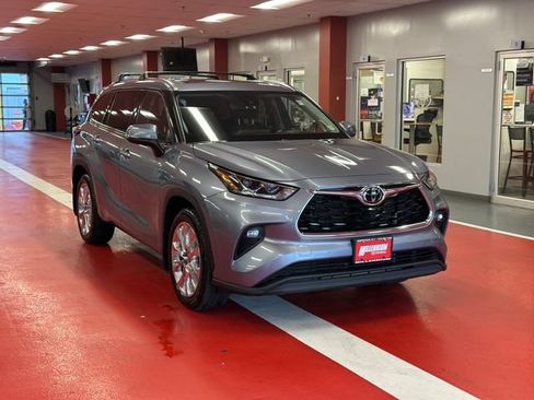 Used 2022 Toyota Highlander Limited AWD/4WD image 2