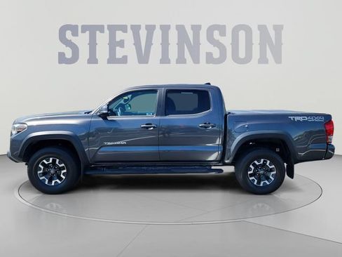 Used 2017 Toyota Tacoma TRD Off-Road w/ Premium & Technology Package AWD/4WD image 2