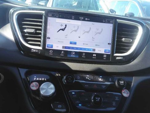 Used 2025 Chrysler Pacifica Select FWD image 3