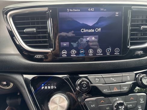 Used 2018 Chrysler Pacifica Touring-L Plus FWD image 22
