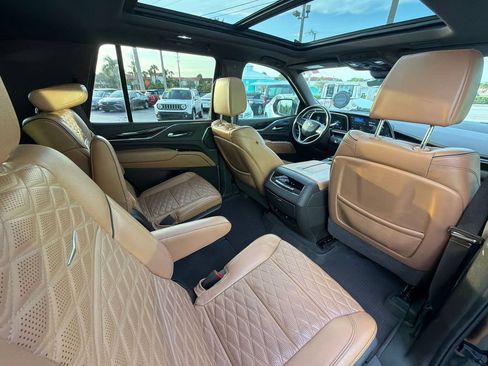 Used 2021 Cadillac Escalade Premium Luxury RWD image 18