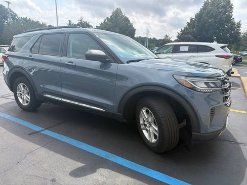 Used 2025 Ford Explorer Active AWD/4WD image 4