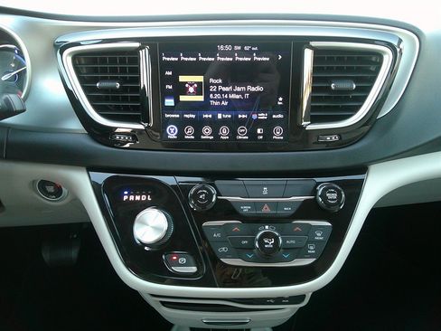 Used 2017 Chrysler Pacifica Touring Plus FWD image 36