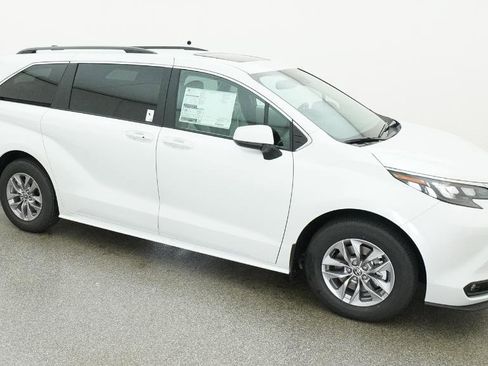 New 2026 Toyota Sienna XLE FWD image 15