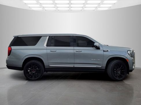 Used 2023 GMC Yukon XL Denali w/ Denali Reserve Package AWD/4WD image 3