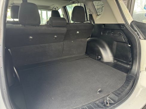 Used 2017 Toyota RAV4 XLE w/ Carpet Mat Package AWD/4WD image 17