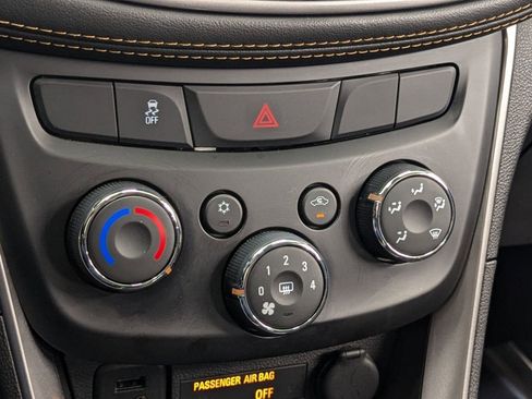 Used 2021 Chevrolet Trax LT w/ LT Convenience Package image 15