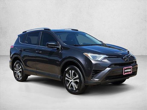 Used 2018 Toyota RAV4 LE FWD image 3