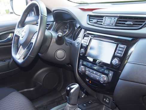 Used 2019 Nissan Rogue SV w/ Premium Package image 10