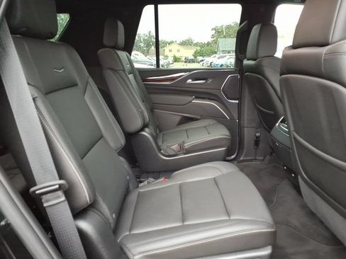 Used 2024 Cadillac Escalade Luxury AWD/4WD image 16