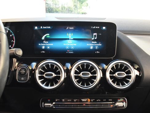 Used 2021 Mercedes-Benz GLA 250 4MATIC image 26