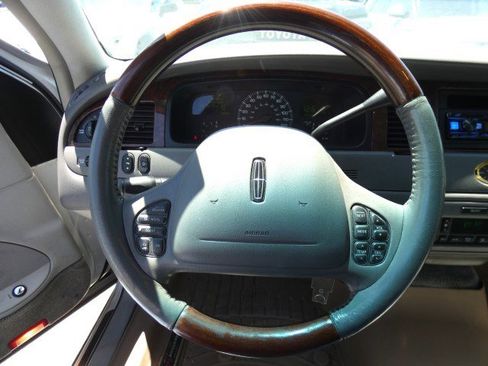 Used 2001 Lincoln Town Car Cartier image 25