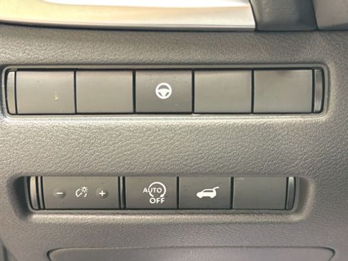 Used 2024 Nissan Rogue SL AWD/4WD image 14