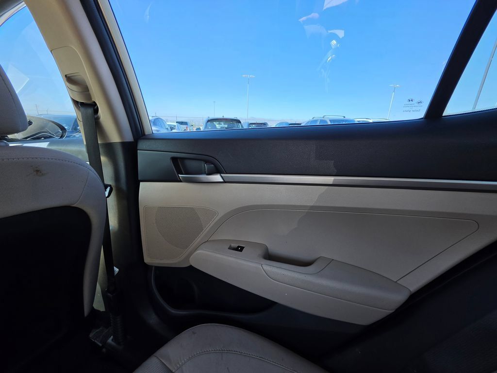 Used 2018 Hyundai Elantra SE w/ Cargo Package FWD image 17