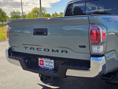 Used 2023 Toyota Tacoma TRD Off-Road w/ Black Out Package (TMS) AWD/4WD image 13