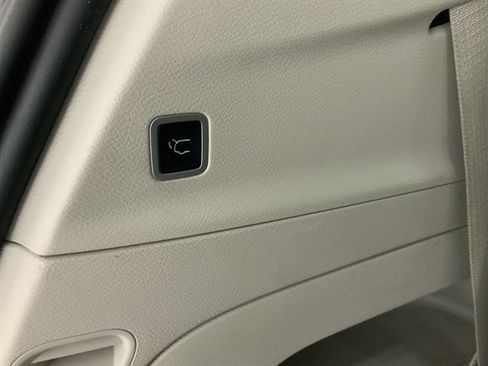 Used 2024 Chrysler Pacifica Touring-L FWD image 9