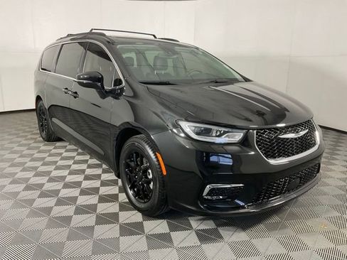 Used 2022 Chrysler Pacifica Touring-L image 3