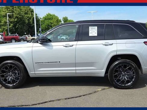 New 2026 Jeep Grand Cherokee Summit AWD/4WD image 5