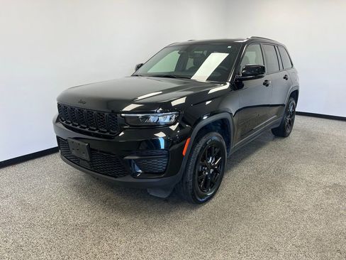 Used 2024 Jeep Grand Cherokee Altitude image 16