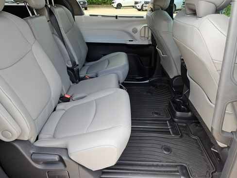 Used 2026 Toyota Sienna XLE FWD image 21