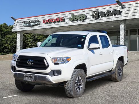Used 2022 Toyota Tacoma SR image 2