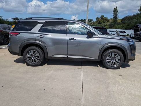 Used 2026 Nissan Pathfinder SV FWD image 3