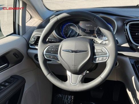 Used 2024 Chrysler Pacifica Touring-L FWD image 16