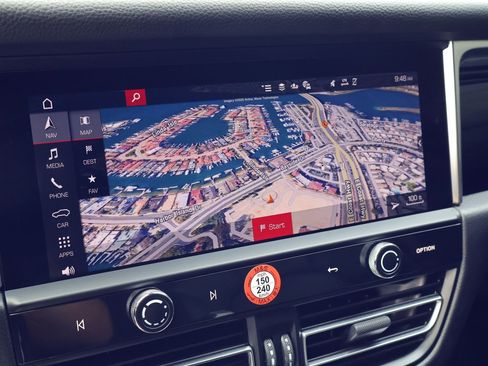 Certified 2025 Porsche Macan image 18