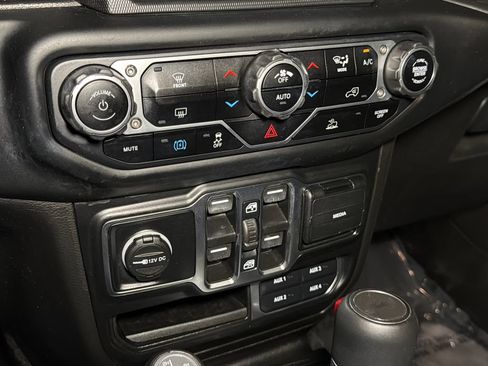 Used 2022 Jeep Wrangler Unlimited Sahara AWD/4WD image 20