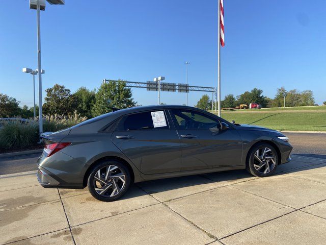 Used 2025 Hyundai Elantra Sport FWD image 12