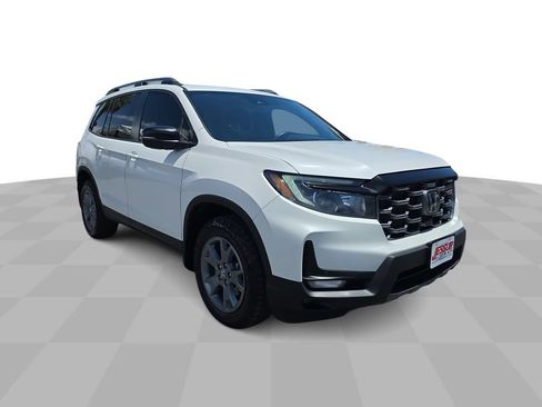Used 2025 Honda Passport TrailSport image 2