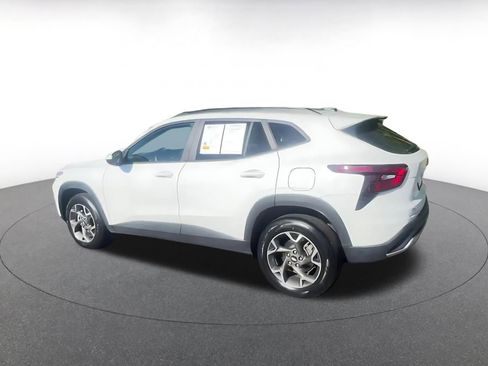 Used 2025 Chevrolet Trax LT w/ LT Convenience Package image 10