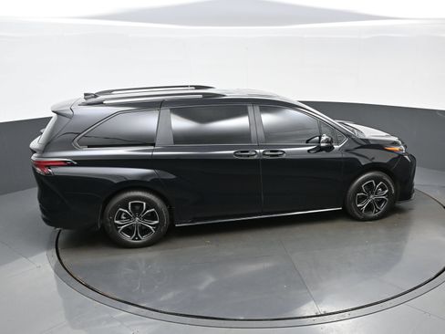 Used 2025 Toyota Sienna Platinum AWD/4WD image 44
