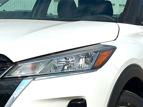 New 2025 Nissan Kicks Play S image 4